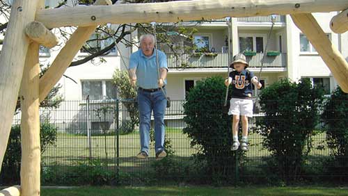 Klaus Besser bei einer Spielplatzeinweihung