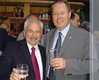 Klaus Besser und Peer Steinbrück bei einem Empfang der SPD im Gütersloher Parkbad.